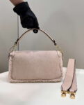 fendi-8br600-baguette-medium-re-edition-bag-in-sheepskin-pink-001-luxibags.ru (1)