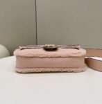 fendi-8br600-baguette-medium-re-edition-bag-in-sheepskin-pink-001-luxibags.ru (1)